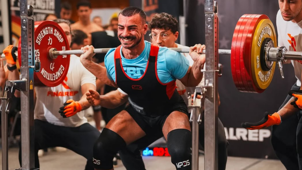 Atleta Saiyan Academy impegnato nello squat in gara